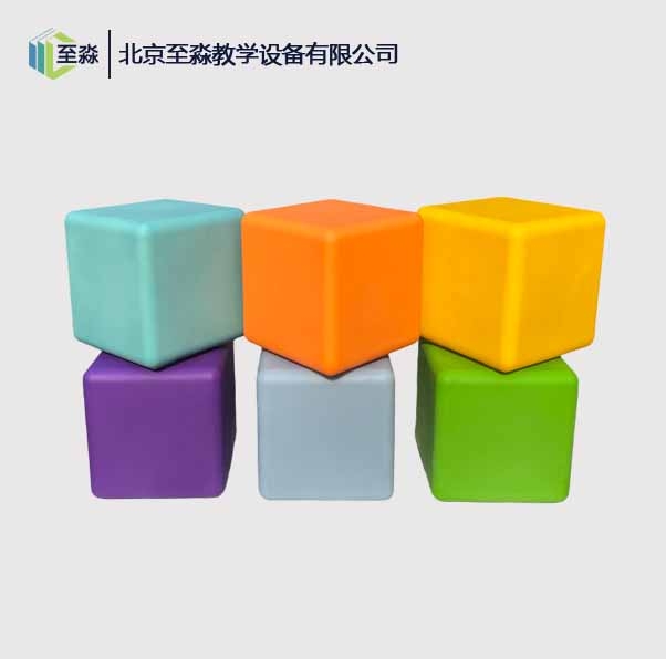 PE音乐方凳(彩色塑料)_中小学音乐教室方块坐凳_六面堆叠彩色立方凳.jpg